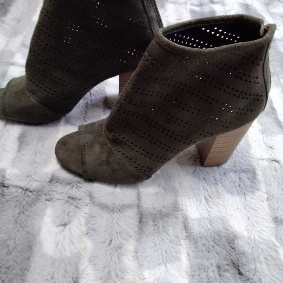 Report Footwear Finna Perforated Peep Toe - Picture 2 of 6